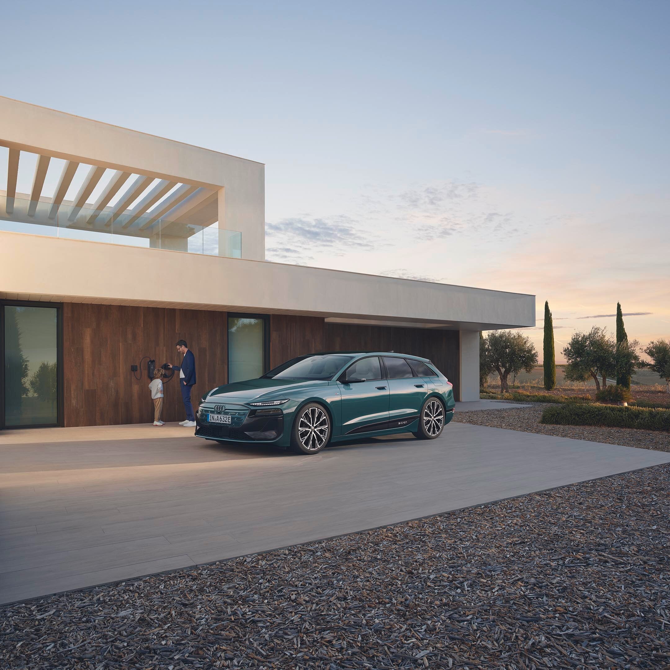 Audi A6 e-tron framför ett hus